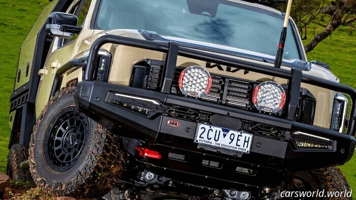 В дни Гран При Сан-Паулу команда Alpine продлила контракт с Франко Колапинто. Британский журналист Джо Савар, знакомый с бизнес-процессами Формулы 1, отмечает, что этот шаг может стать очередным шагом к возвращению Гран При Аргентины. «Сообщение о сохранении Колапинто в Alpine усиливает разговоры о потенциальном возвращении Аргентины в календарь Формулы 1 в 2028 году, – пишет Савар. – Страна известна экономической нестабильностью, однако в последнее время ситуация стабилизировалась благодаря политике президента Хавьера Милея. 

Следует отметить, что в Буэнос-Айресе уже создан план модернизации автодрома, на который выделено 110 миллионов долларов. Эти работы осуществляются в рамках подготовки к проведению этапа MotoGP в 2027 году. В настоящее время MotoGP принадлежит Liberty Media, и ведутся дискуссии о том, что после обновления трасса может быть дополнительно усовершенствована к 2028 году для Формулы 1.

Автодром закроется в конце месяца, и начнутся работы, включая снос нынешних боксов и строительство новых объектов. Этот проект курирует постоянный архитектор Формулы 1 Герман Тильке. 

Идея проведения этапа Формулы 1 весьма разумна, так как её можно совместить с гонкой в Сан-Паулу, что значительно снизит транспортные расходы и позволит организаторам чемпионата провести две гонки по цене одной».